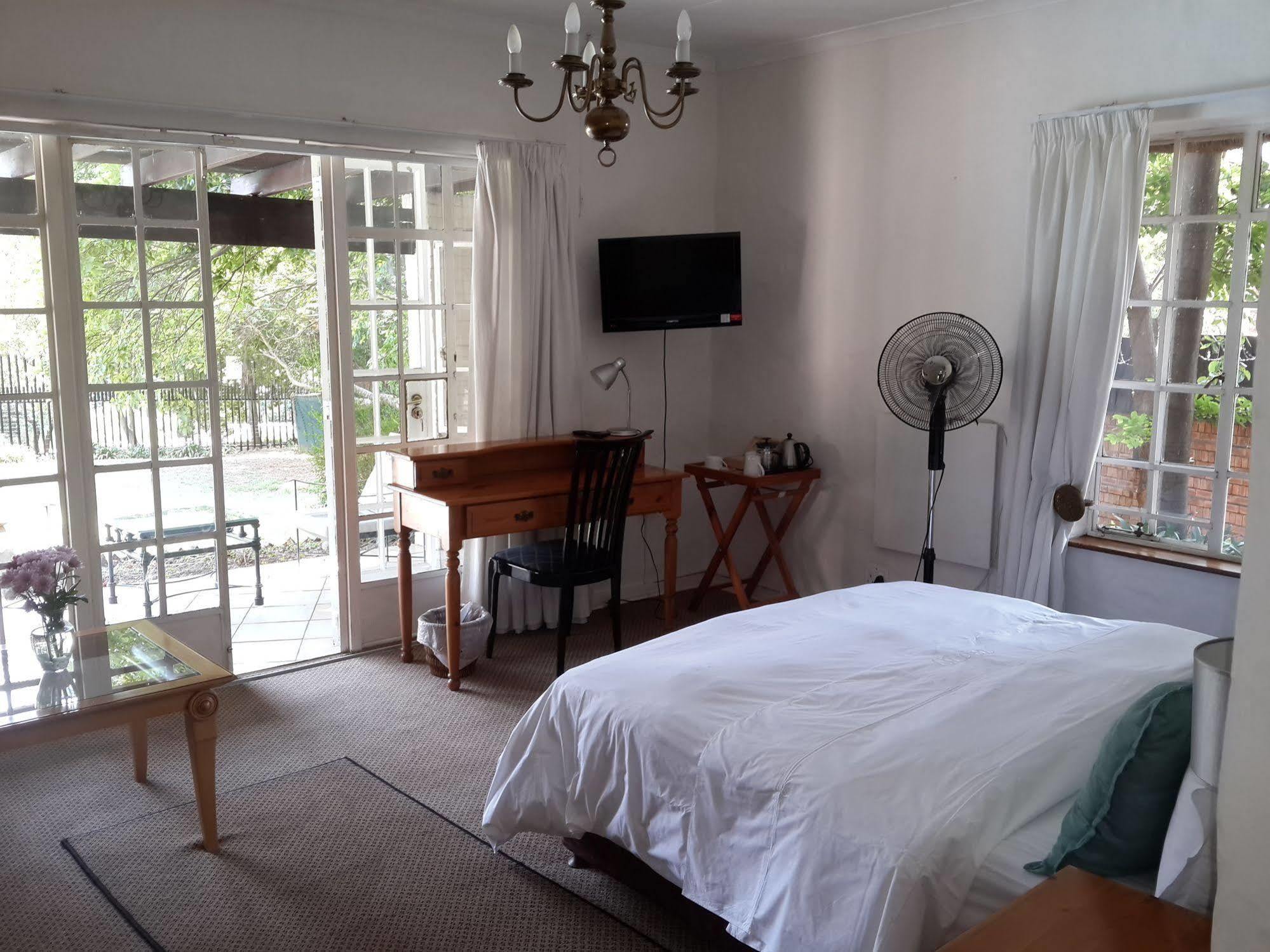แทชฟัวร์ด ลอดจ์ Hotel โจฮันเนสเบิร์ก ภายนอก รูปภาพ